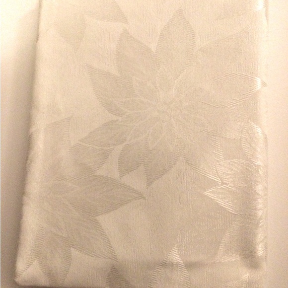 3 New Fabric Tablecloths - Picture 3 of 5